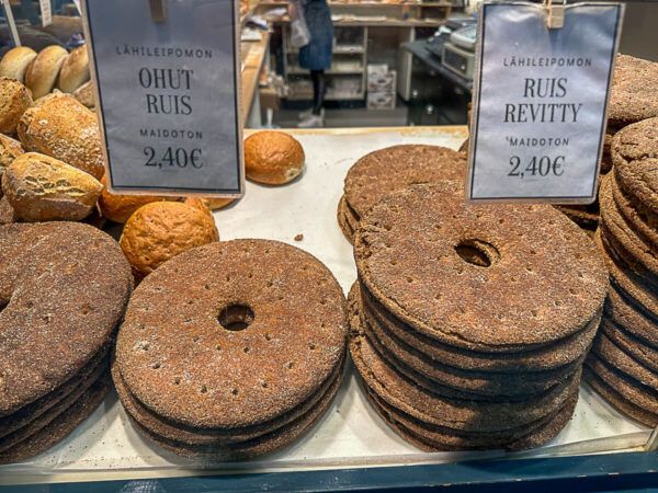Mit dem Zug durch Finnland: Helsinki – Turku – Tampere 80 Tampere: typisches rundes Roggenbrot in der Jugendstilmarkthalle