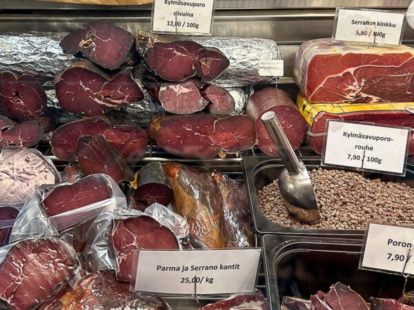 Mit dem Zug durch Finnland: Helsinki – Turku – Tampere 81 Tampere: Rentierschinken in der Jugendstilmarkthalle