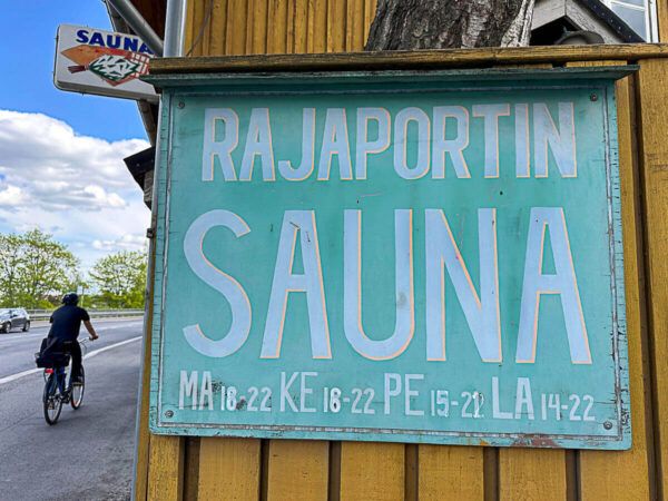 Mit dem Zug durch Finnland: Helsinki – Turku – Tampere 87 Tampere: abgenutztes Schild der Rajaportin Sauna