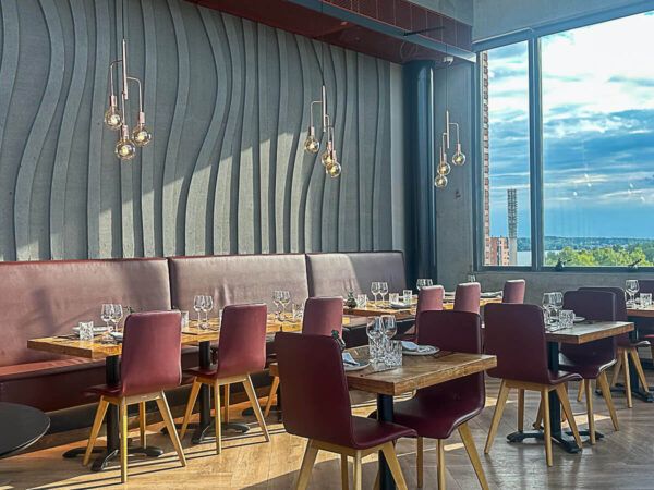 Mit dem Zug durch Finnland: Helsinki – Turku – Tampere 64 Tampere: Restaurant Periscope mit elegante Einrichtung und Blick auf die Stadt