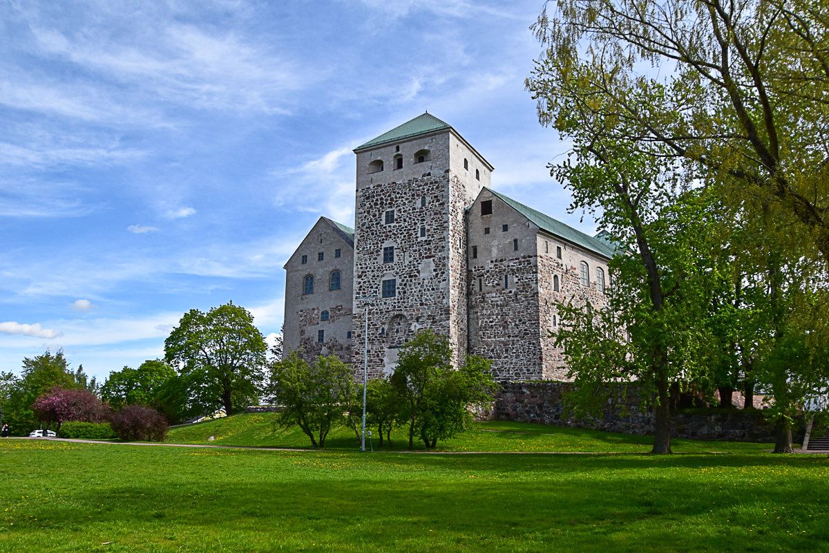Mit dem Zug durch Finnland: Helsinki – Turku – Tampere 20 Turku: Mittelalterliche Burg aus Bruchsteinen inmitten eines Parks