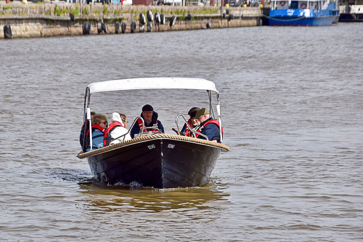 Mit dem Zug durch Finnland: Helsinki – Turku – Tampere 27 Elektroboot auf dem Fluss