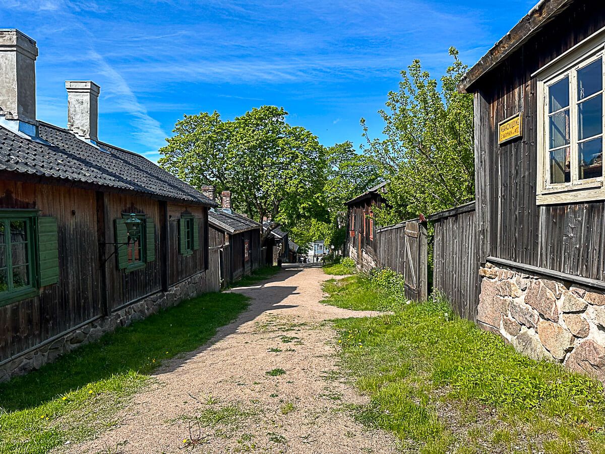 Mit dem Zug durch Finnland: Helsinki – Turku – Tampere 33 dunkle Holzhäuser, die heute Teil eines Freilichtmuseums sind