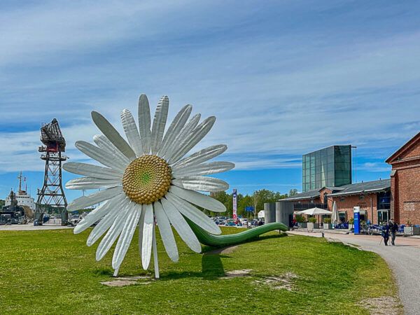 Mit dem Zug durch Finnland: Helsinki – Turku – Tampere 6 Mit dem Zug durch Finnland: eine riesige Blume aus Metall schmückt das Gelände des Marinemuseums in Turku