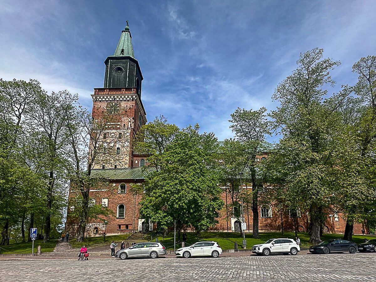 Mit dem Zug durch Finnland: Helsinki – Turku – Tampere 22 Turku: Mittelalterliche Kathedrale mit parkenden Autos davor