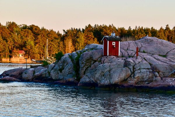 Mit dem Zug durch Finnland: Helsinki – Turku – Tampere 52 Turku, Schärengarten: rotes Häuschen auf einer Felsinsel