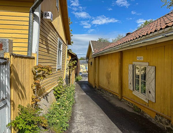 Zwei Reihen von gelben Holzhäusern
