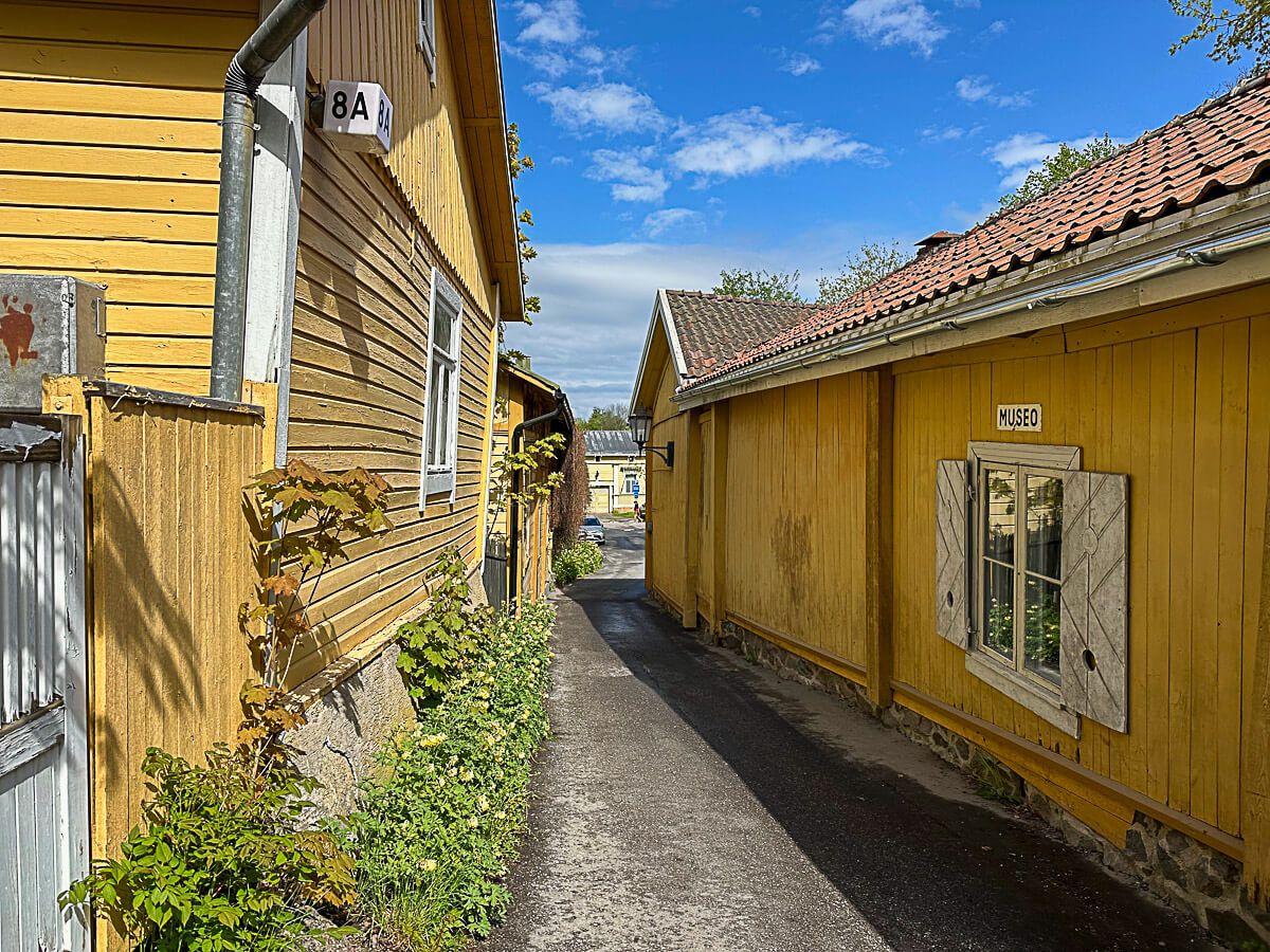 Mit dem Zug durch Finnland: Helsinki – Turku – Tampere 57 Naantali: gelbe Holzhäuser