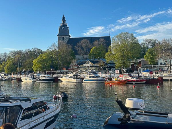 Mit dem Zug durch Finnland: Helsinki – Turku – Tampere 59 Naantali: Blick über den Hafen zur ehemaligen Klosterkirche
