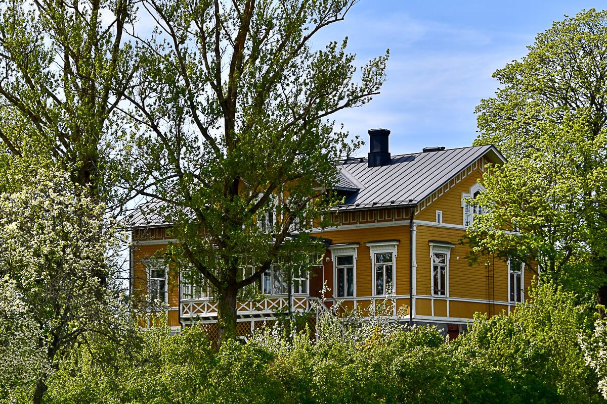 Mit dem Zug durch Finnland: Helsinki – Turku – Tampere 40 Turku, Insel Ruissalo: eine gelbe Holzvilla