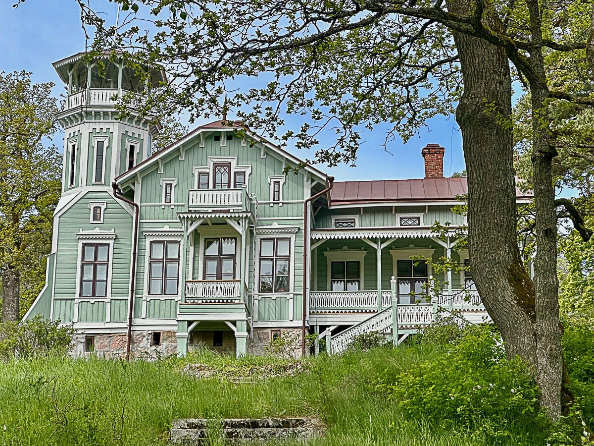 Mit dem Zug durch Finnland: Helsinki – Turku – Tampere 39 Turku, Insel Ruissalo: eine grüne Holzvilla