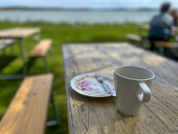Mit dem Zug durch Finnland: Helsinki – Turku – Tampere 45 Turku, Insel Ruissalo: Kaffee und Kuchen (aufgegessen) in einem Garten am Meer