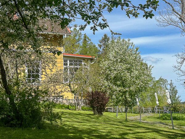 Mit dem Zug durch Finnland: Helsinki – Turku – Tampere 43 Turku, Insel Ruissalo: gelbes Holzhaus mit Garten