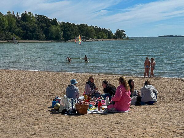 Mit dem Zug durch Finnland: Helsinki – Turku – Tampere 47 Strand auf der Insel Ruissalo mit Menschen beim Picknick