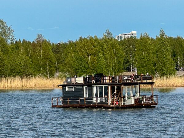 Mit dem Zug durch Finnland: Helsinki – Turku – Tampere 53 Turku, Schärengarten: Saunaboot vor der Küste: