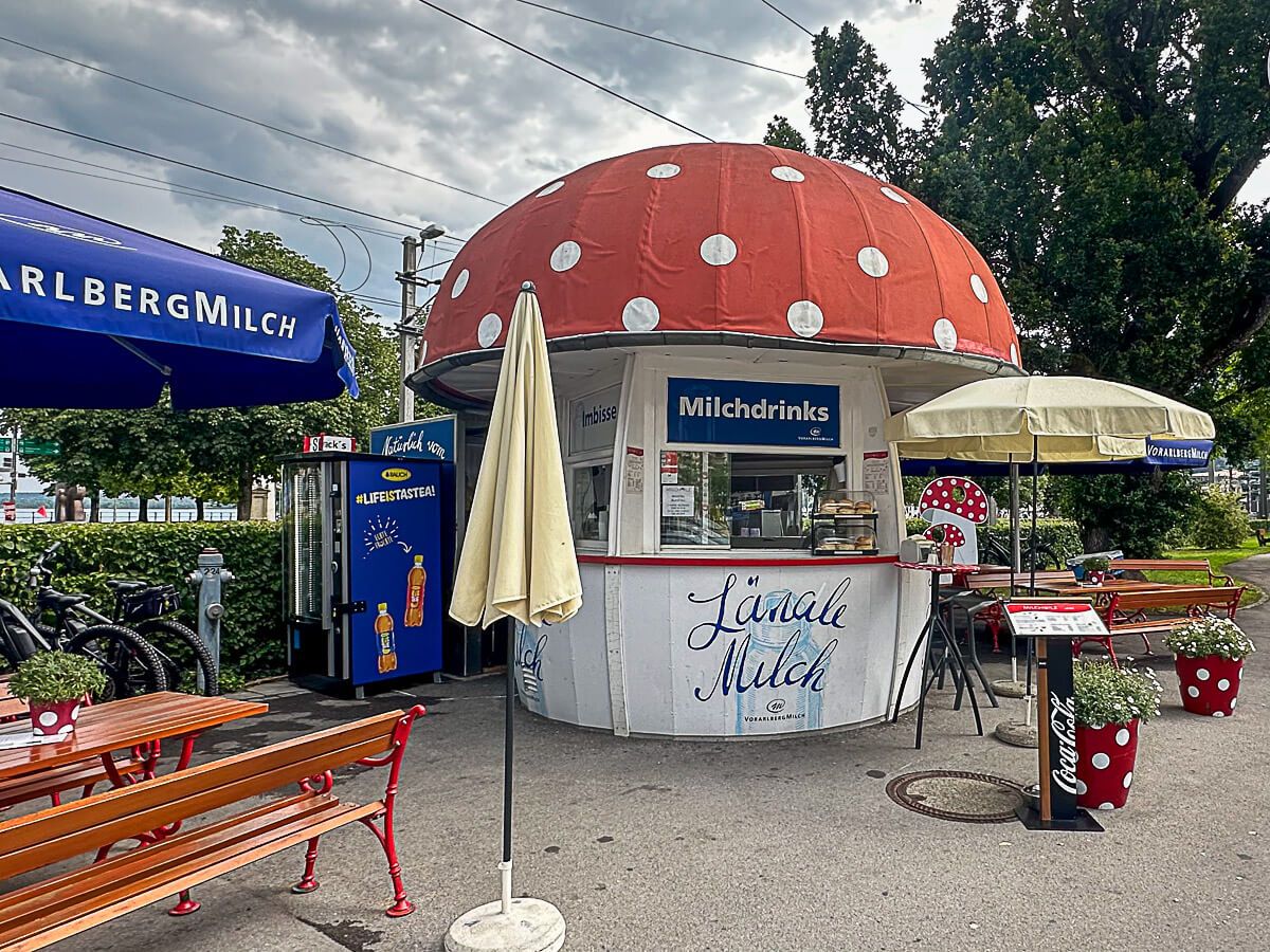 Milchbar in Form eines Fliegenpilzes