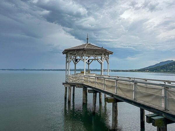 Steg mit hölzernem Pavillon