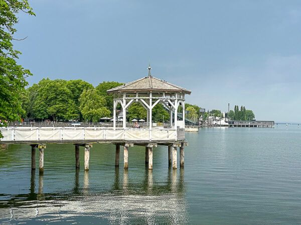 Steg mit hölzernem Pavillon