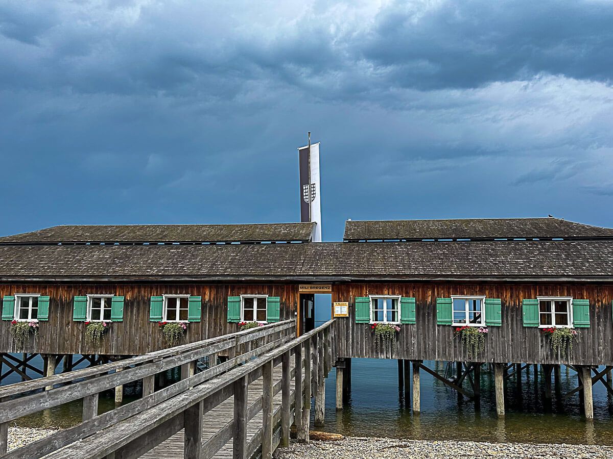 Schwimmbad aus Holz mit grünen Fensterläden