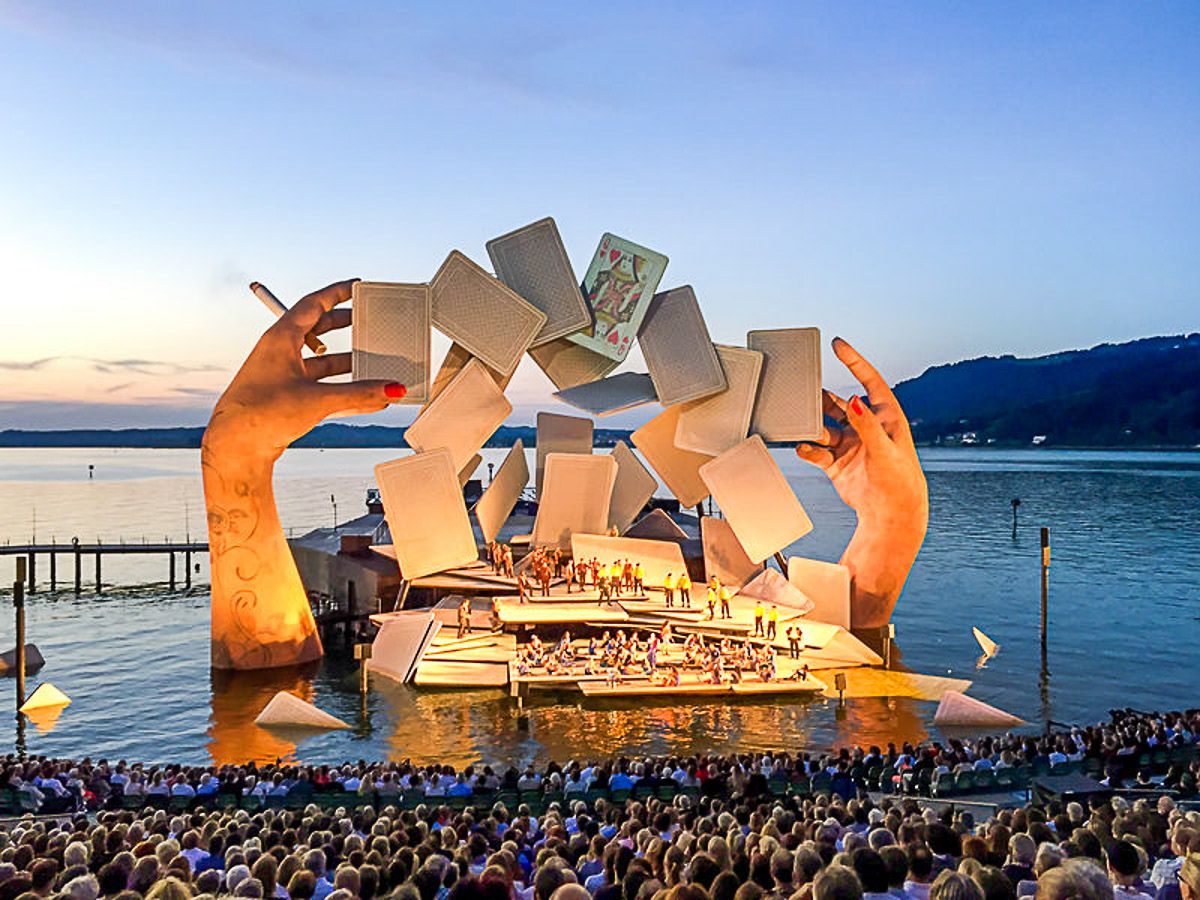 Operninszenierung auf der Seebühnen mit Blick auf die Zuschauerreihen