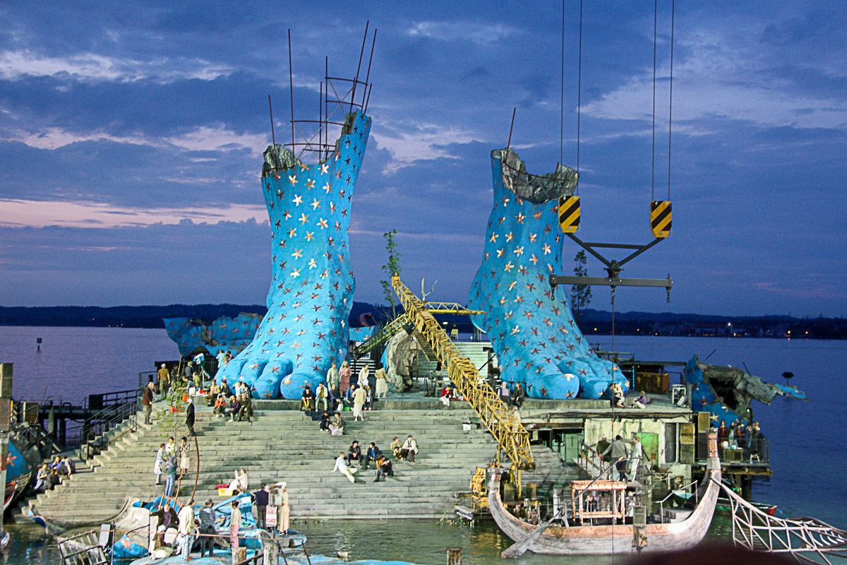 Sehenswürdigkeiten in Bregenz: Szene der Generalprobe von Aida auf der Seebühne mit zwei himmelblauen Schuhen