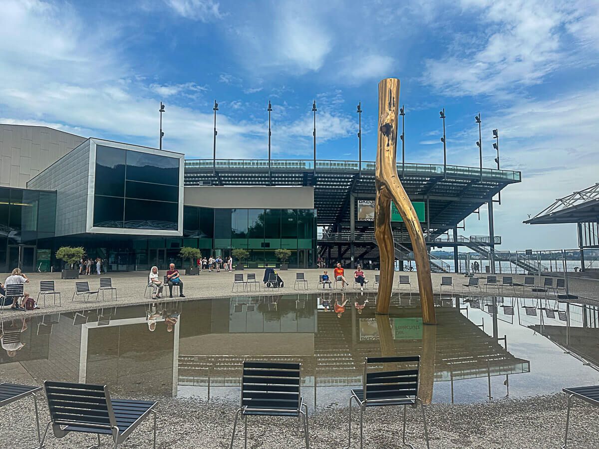 künstlicher Teich mit Skulptur vor der Seebühne