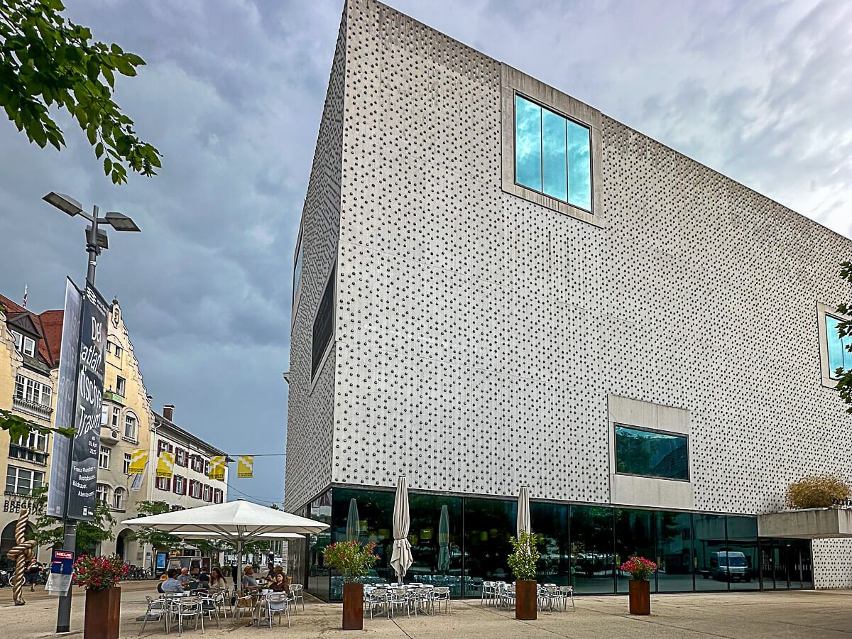 Sehenswürdigkeiten in Bregenz: ein moderner weißer Museumsbau