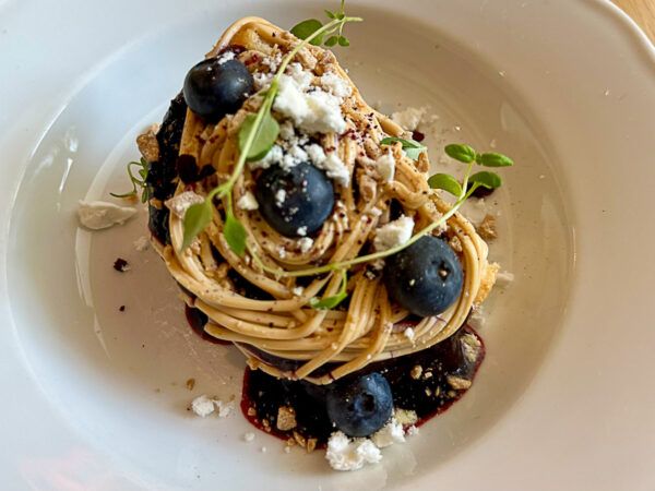 Eine coole nordische Schönheit: 3 Tage Helsinki – Reisetipps für deinen Städtetrip 83 Dessert mit Heidelbeeren