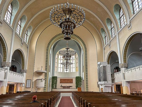 Eine coole nordische Schönheit: 3 Tage Helsinki – Reisetipps für deinen Städtetrip 75 Innenraum einer Jugenstilkirche