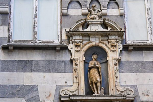 Hafenflair, Palazzi und Pesto Genovese: Reisetipps für ein Wochenende in Genua 29 Heiligenfigur an einer Fassade in der Altstadt von Genua