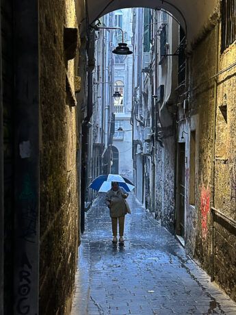 Hafenflair, Palazzi und Pesto Genovese: Reisetipps für ein Wochenende in Genua 27 Gasse in der Altstadt, Frau mit Regenschirm