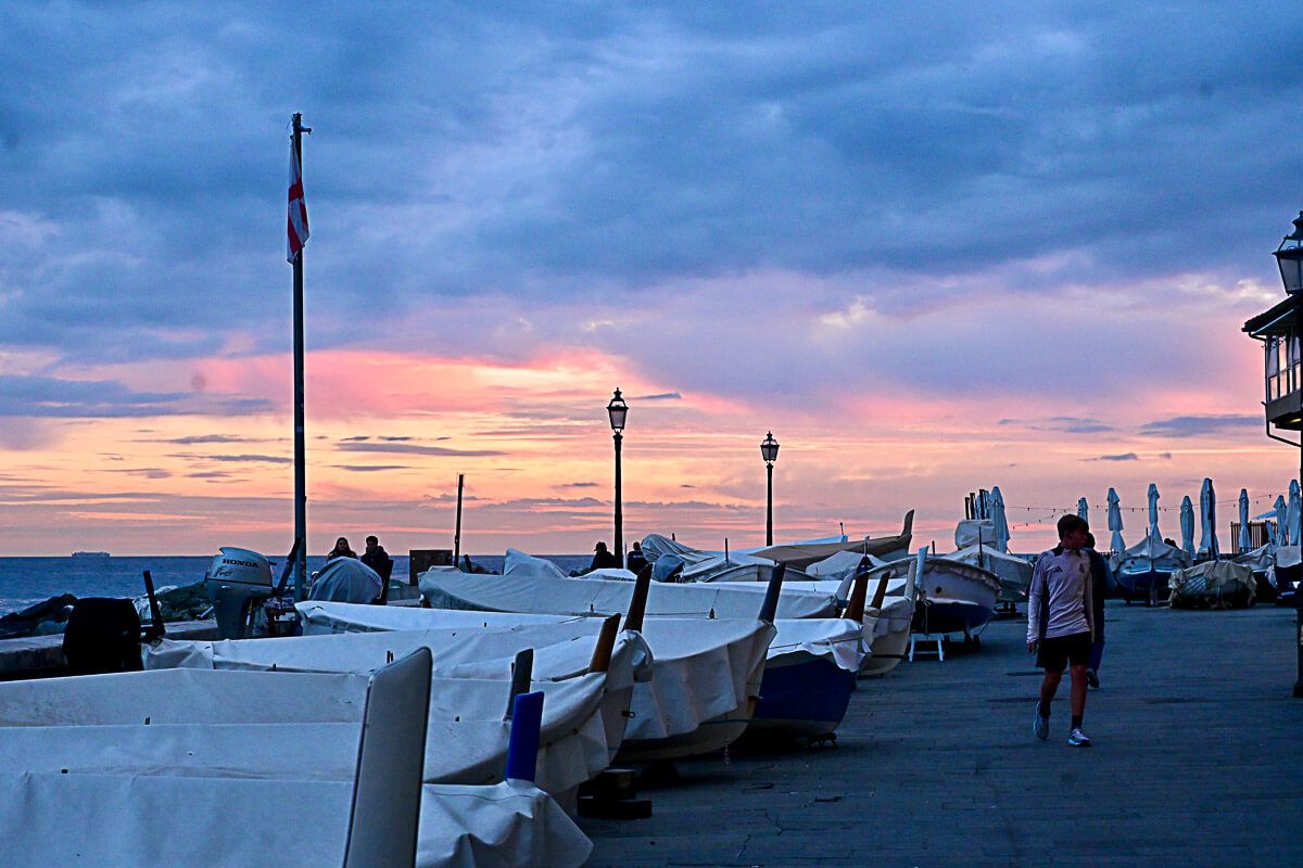Hafenflair, Palazzi und Pesto Genovese: Reisetipps für ein Wochenende in Genua 68 Fischerboote in Bocadasse bei Sonnenuntergang