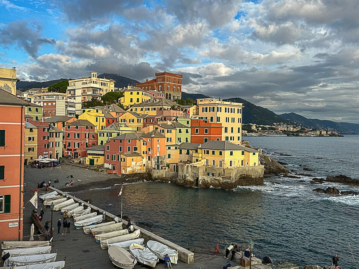 Hafenflair, Palazzi und Pesto Genovese: Reisetipps für ein Wochenende in Genua 63 Blick auf Fischerboote, Strand und bunte Häuser in Bocadasse
