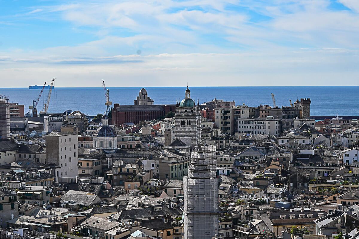 Hafenflair, Palazzi und Pesto Genovese: Reisetipps für ein Wochenende in Genua 46 Blick auf die Altstadt. Dahinter das Mittelmeer, auf dem ein Frachter kreuzt