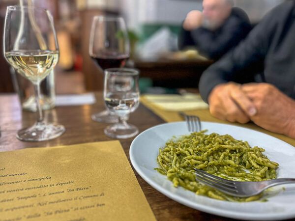 Hafenflair, Palazzi und Pesto Genovese: Reisetipps für ein Wochenende in Genua 53 Fisch mit Pasta mit Pesto und Weingläsern