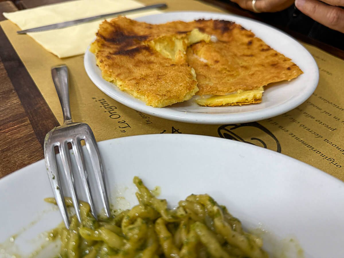 Hafenflair, Palazzi und Pesto Genovese: Reisetipps für ein Wochenende in Genua 54 Mahlzeit mit Pasta und Kichererbsenpfannkuchen