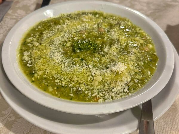 Hafenflair, Palazzi und Pesto Genovese: Reisetipps für ein Wochenende in Genua 56 Teller mit Gemüsesuppe mit Pesto