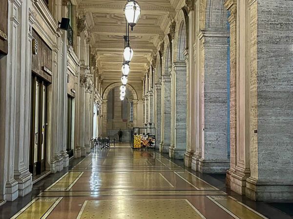 Hafenflair, Palazzi und Pesto Genovese: Reisetipps für ein Wochenende in Genua 60 Arkadengang