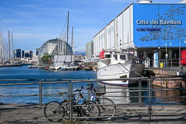 Hafenflair, Palazzi und Pesto Genovese: Reisetipps für ein Wochenende in Genua 16 Glaskugel im Porto Antico