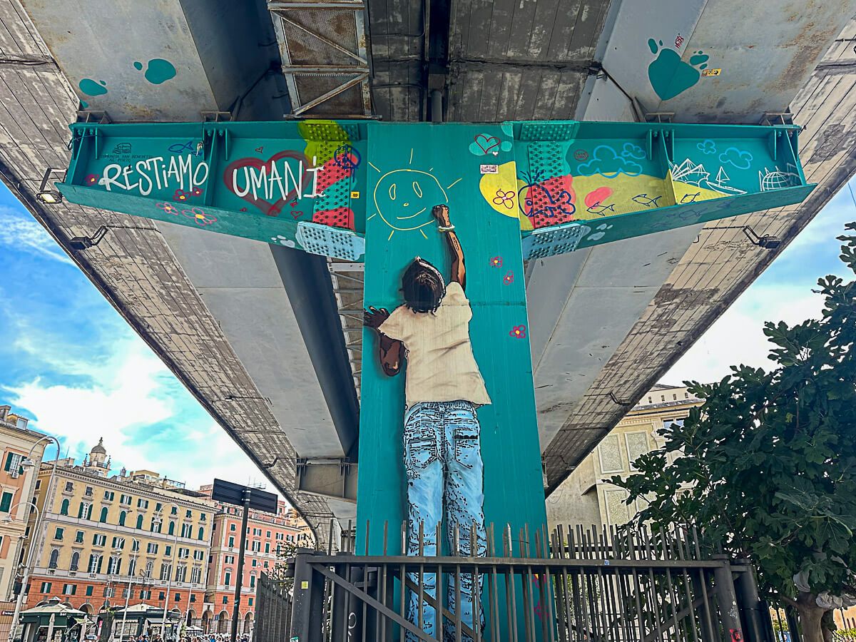 Hafenflair, Palazzi und Pesto Genovese: Reisetipps für ein Wochenende in Genua 12 Street Art an einem Brückenpfeiler