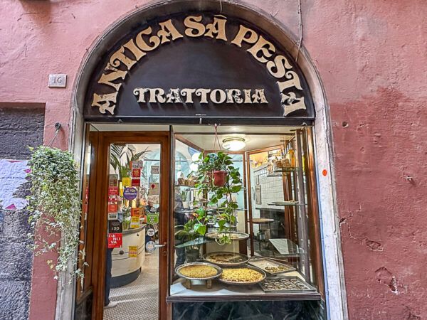 Hafenflair, Palazzi und Pesto Genovese: Reisetipps für ein Wochenende in Genua 52 Außenansicht des Lokals Sa Pestà