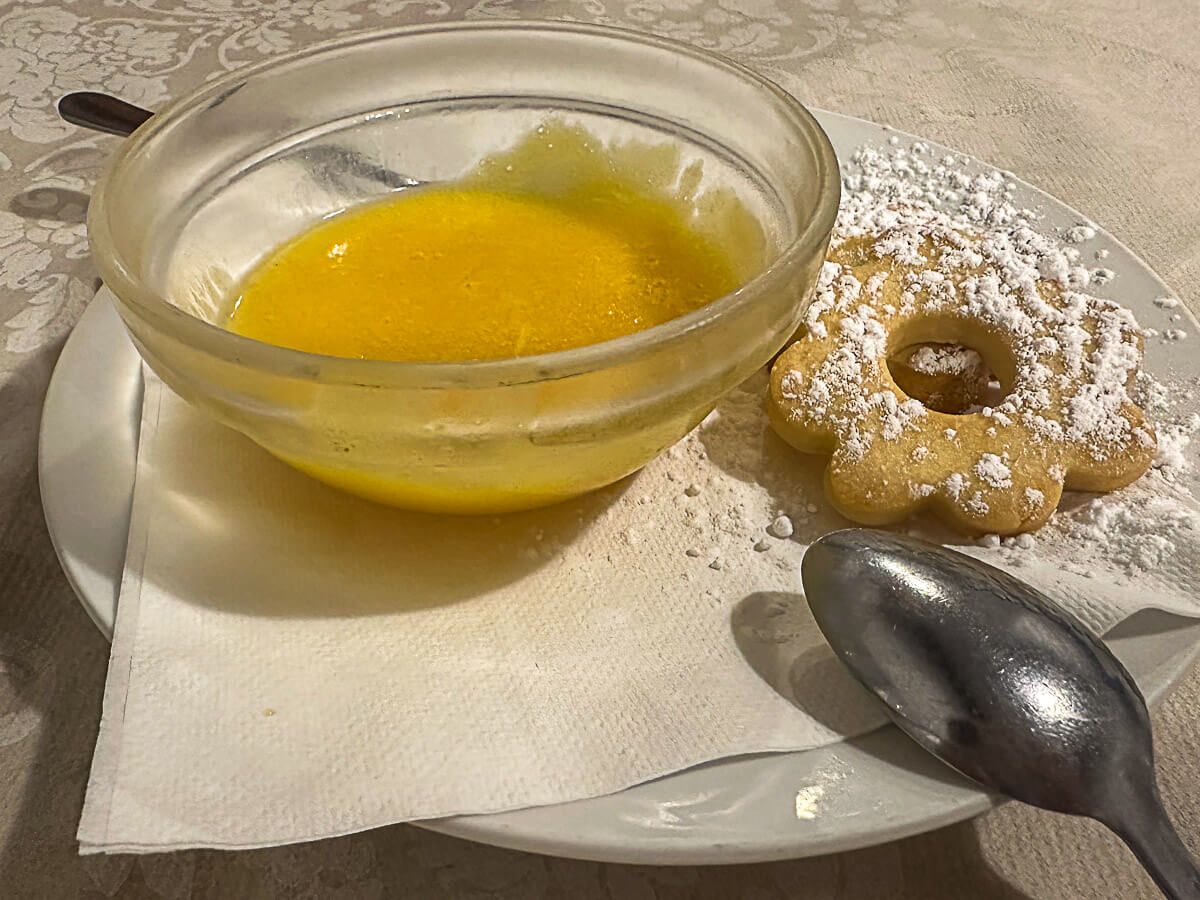 Hafenflair, Palazzi und Pesto Genovese: Reisetipps für ein Wochenende in Genua 58 Schälchen mit Zabaione und ein Keks daneben