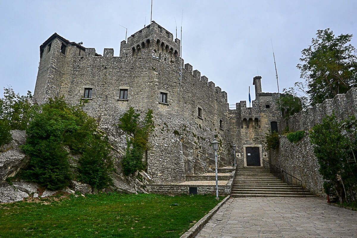 Zu Besuch im Zwergstaat: Lohnt sich ein Ausflug nach San Marino? 15 Wehrturm einer Burg mit Zinnen