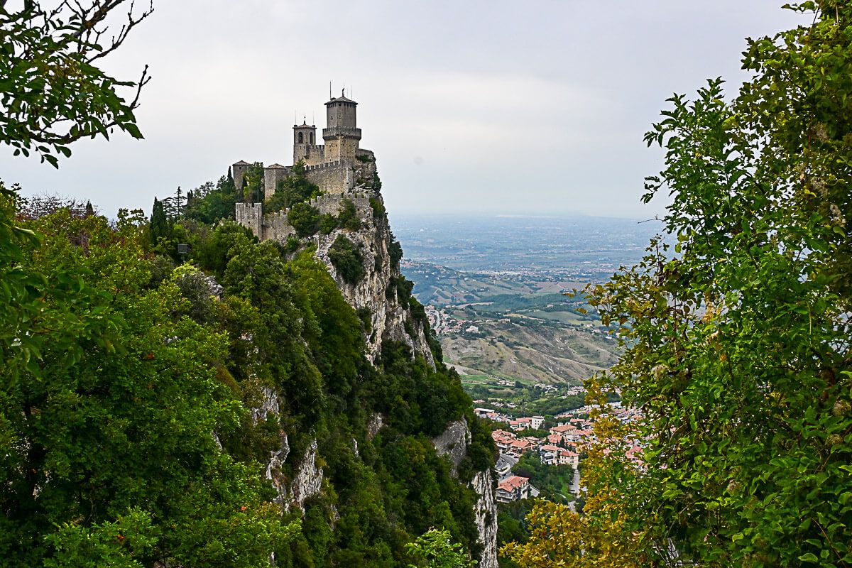 Zu Besuch im Zwergstaat: Lohnt sich ein Ausflug nach San Marino? 13 Burg, die auf einem Felssporn thront, mit Ausblick ins Umland