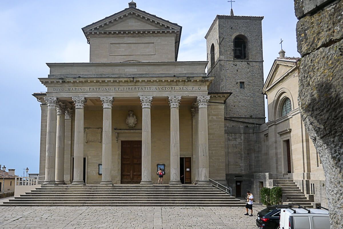 Zu Besuch im Zwergstaat: Lohnt sich ein Ausflug nach San Marino? 16 Kirche mit klassizistischer Fassade
