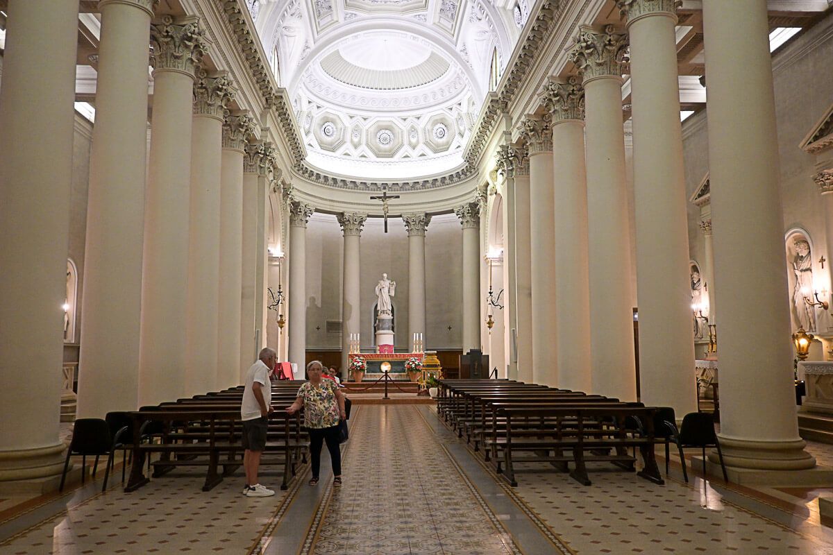 Zu Besuch im Zwergstaat: Lohnt sich ein Ausflug nach San Marino? 17 Innenraum einer schmucklosen klassizistischen Kirche