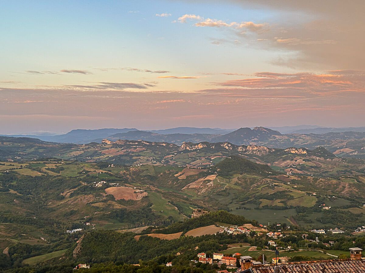Zu Besuch im Zwergstaat: Lohnt sich ein Ausflug nach San Marino? 21 Blick auf die Hügel der Emilia Romagna bei Sonnenuntergang