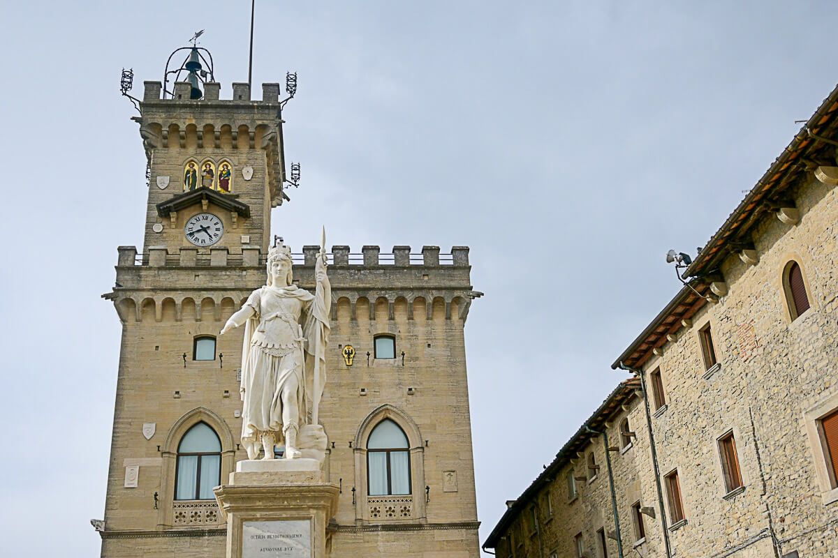 Zu Besuch im Zwergstaat: Lohnt sich ein Ausflug nach San Marino? 19 Stadtpalast von San Marino mit der Statue der Freiheit davor