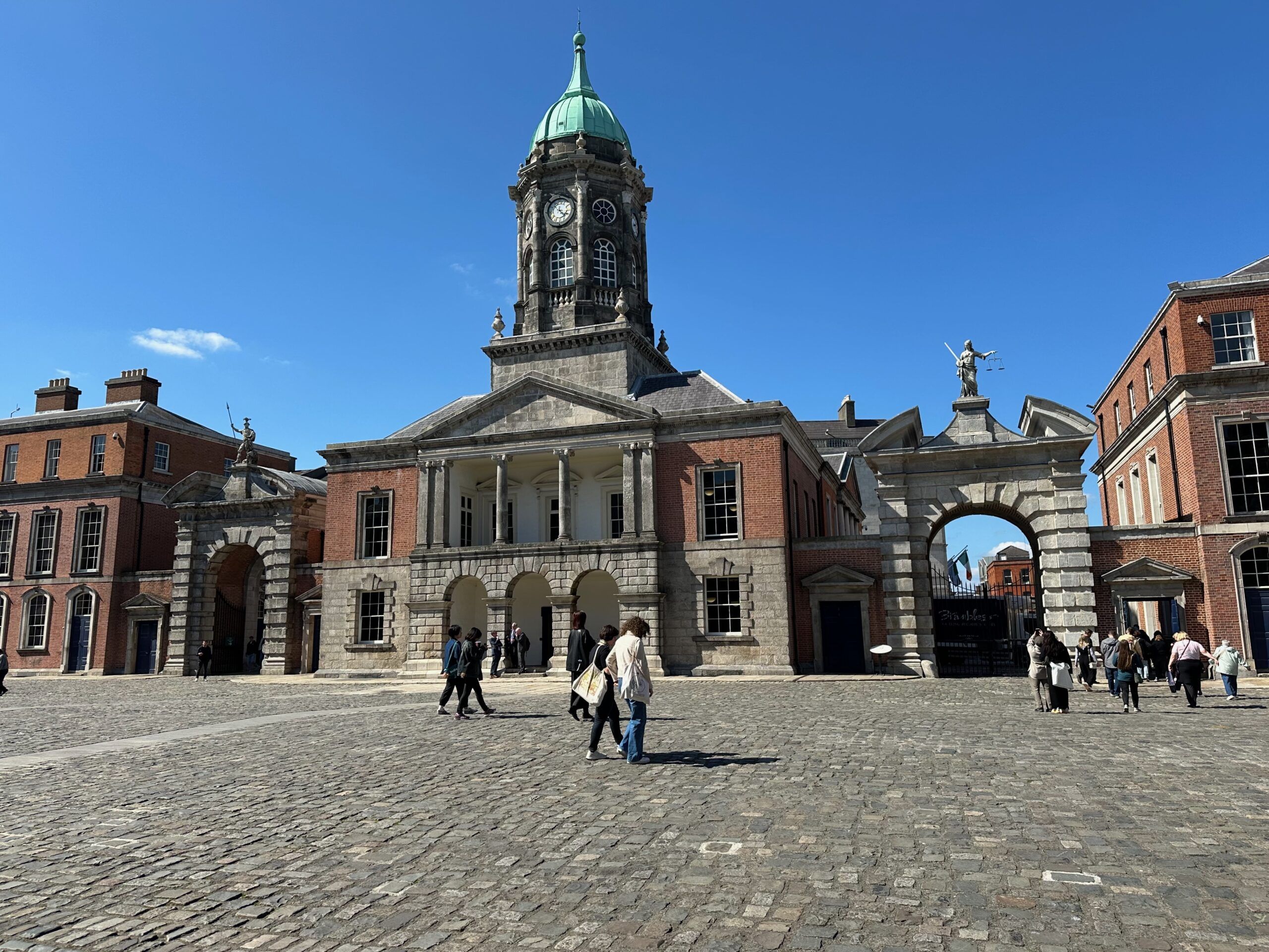 Kopfsteingepflasterter Platz mit dem Backsteingebäude von Dublin Castle