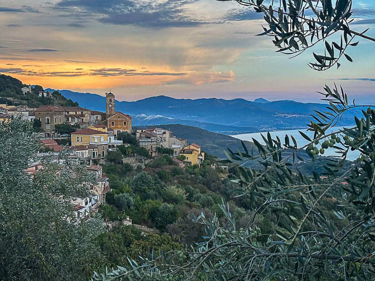 Bergdorf oberhalb der Küste bei Sonnenuntergang